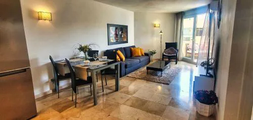 Marbella 2000. Spacious Apartment on the Promenade.