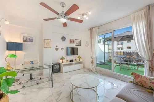 Modern 1 Bedroom Apartment, Steps from the Sea & Downtown