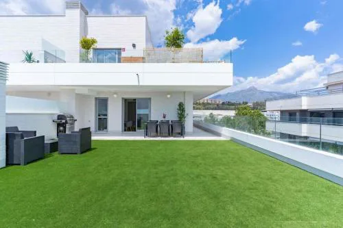 Modern 2-Bed Apartment with Huge Terrace