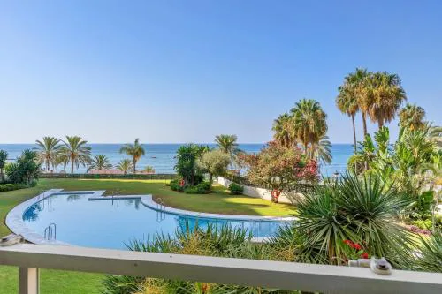 Modern Beachfront 2-Bedroom Apartment