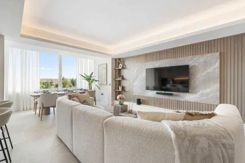 Penthouse Lira I Modern Luxurious Plunge Pool