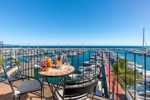 Puerto Banus first line with sea and Marina views
