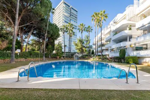 Renovated 2 Bedroom Apartment 5 Min Walk to the Beach