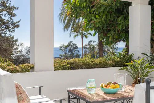 Sea Breeze House by Kura Homes