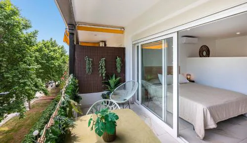Studio with Sea Views, Pool, Parking and Tennis Court
