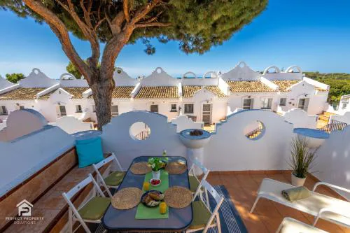 Sunny 2BR in resort with 3 pools, restaurant, gym and playground