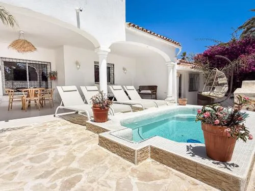 Sunny Villa & Rooftop Near Beach REMS
