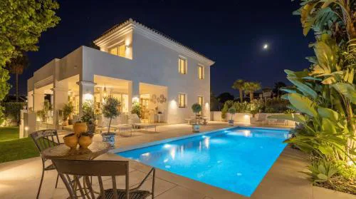 VACATION MARBELLA I Casa Regina, Walking Distance To The Beach, Private Shimmering Pool, 5Min From Puerto Banús