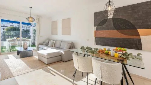 VACATION MARBELLA I Central Puerto Banus Apt, 24-7 Security, a minute from the Marina, The Sea and Luxury Shopping