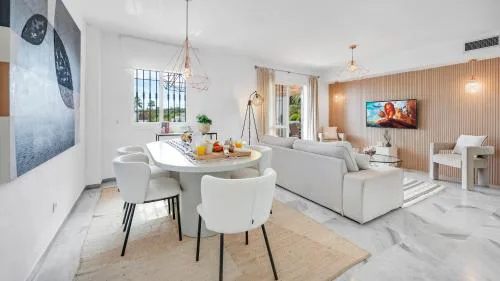 VACATION MARBELLA I Los Naranjos, Duplex Penthouse, Golf Lovers, Security, Swimming pool, Fastest WiFi with Rooftop and Terrace