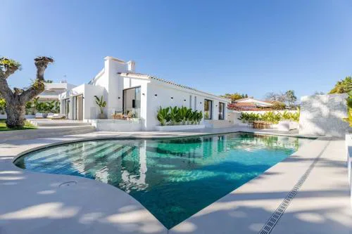 Villa Peman Luxurious Beachside Villa