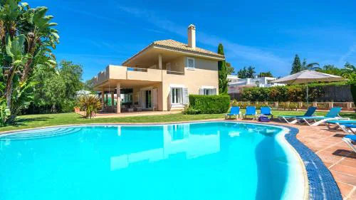 XPCE Artola Playa - Villa de Lujo con pista de padel privada y piscina