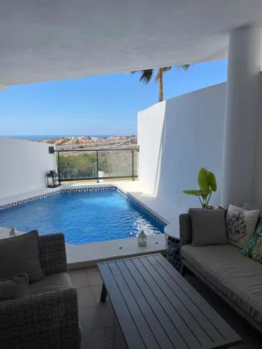 Hollywood POOL luxury