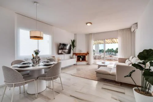 Ultimate Rentals - Coastal Escape - Apartment w Terrace & Sea View
