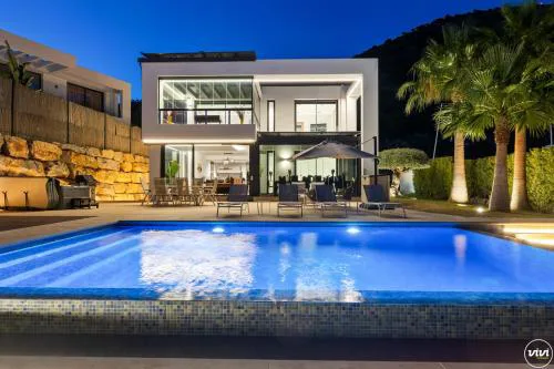 ViVi Homes - Villa Yara Pool, Sauna, Jacuzzi & Cinema