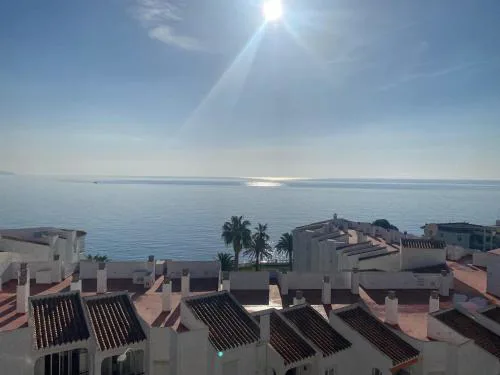 ¡A un paso de peatonal del Balcón de Europa!