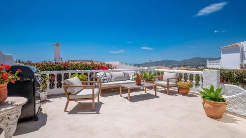Lovely townhouse, several terraces, garden, pool