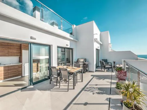 Luxurious townhouse with view, 3 terraces and pool