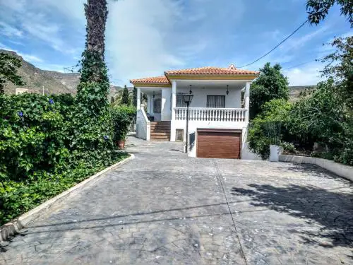 Chalet con piscina en Níjar