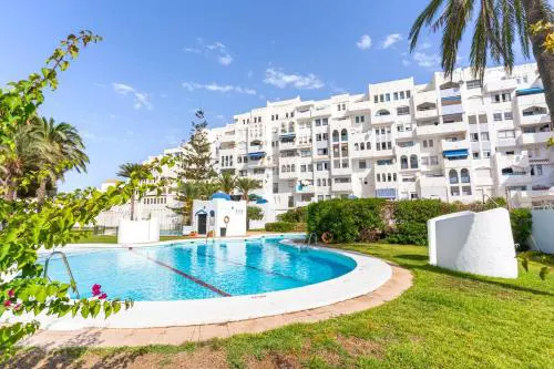 Acogedor apartamento con piscina y terraza, cerca del mar
