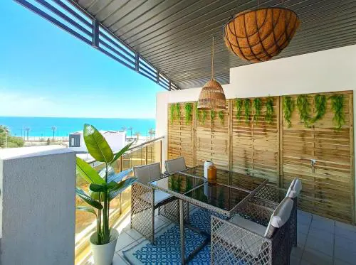 Alkan Suites con terraza en 1º linea de playa y piscina