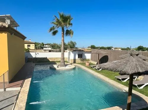 Chalet con piscina privada Lugar tranquilo con Palmeras