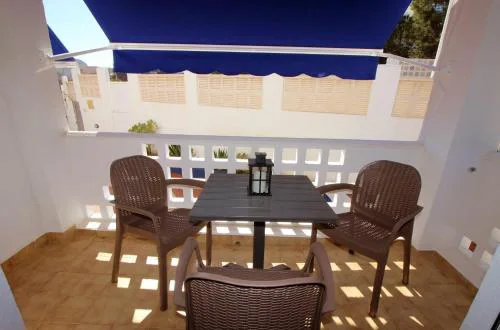 Estudio Tres Pinos. Piscina, Junto al mar