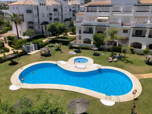 Lägenhet högst upp, med pool och utsikt över havet