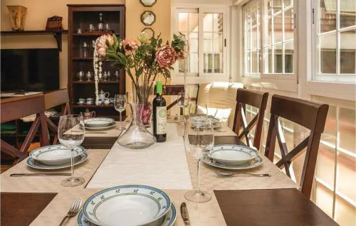 3 Bedroom Cozy Apartment In Sevilla