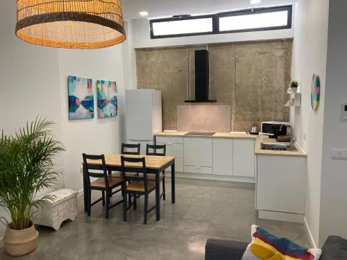 Acogedor apartamento en semisótano con patio y cerca de la Plaza de España
