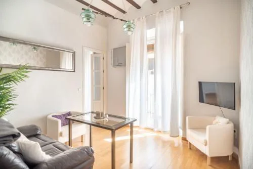 Beautiful and bright- 1Bd 1Bth- Center