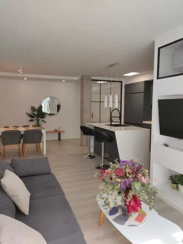 Casa Mallen, con amplia terraza, en el barrio de Nervión