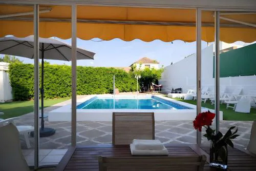 Chalet de Lujo con Piscina Privada cerca de Sevilla