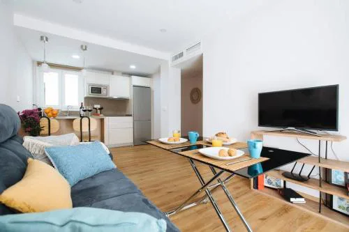 Hostly Sol 2bdr flat with patio in Seville center
