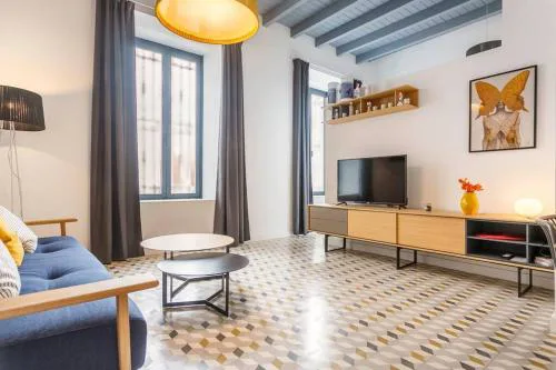 Pop Art, 2BD ground Central Apartment