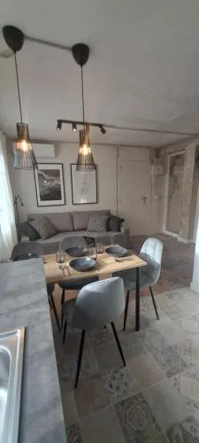 Sunny handmade home. WI-FI, a/c & free parking