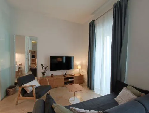 White Suite Alameda