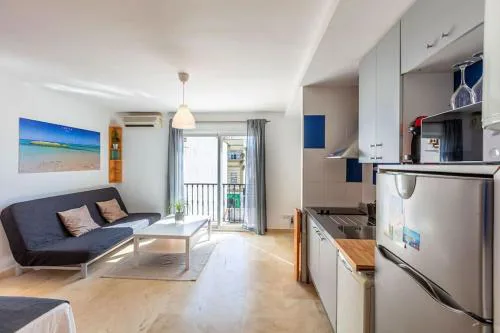 Apartamento en la calle principal con solarium.
