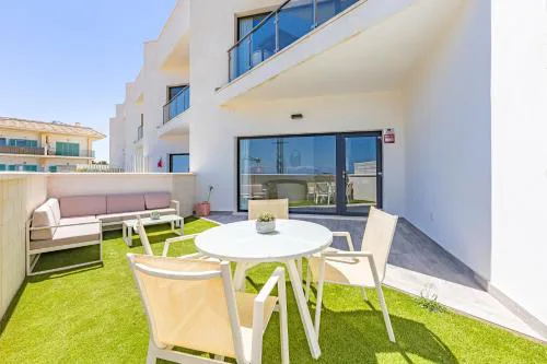Large terrace, swimming pool, private garage and fiber