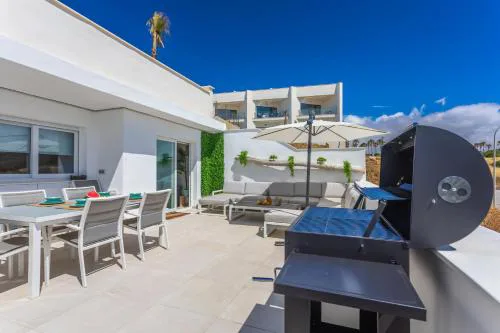 Terrace, sea view, pool, parking space & fibre