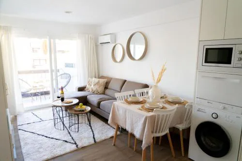Apartamento con terraza y piscina junto a la playa