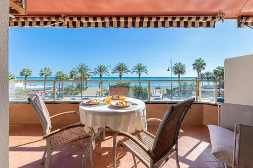 797 HOLIDAY RENTALS - Moderno piso en primera linea de playa