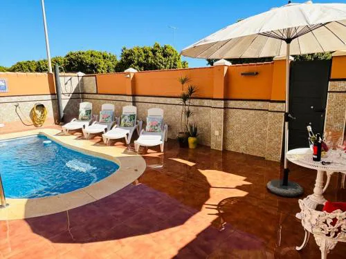 Chalet con piscina privada en primera línea de playa