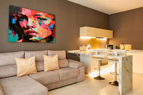 Kosta Homes - Modern Coastal Getaway 400m from Sea