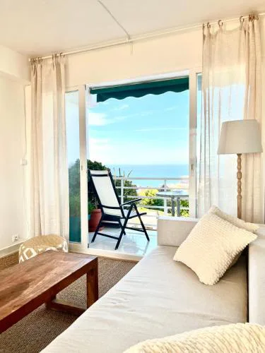 Light-filled apartment with sea views