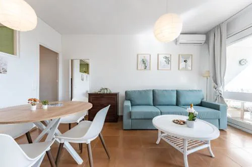 Perfect location! Walk a few minutes to restaurants, lovely beach, town, train and bus