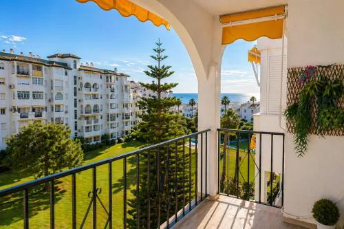 Laguna Beach Haven, WIFI, swimming pools, beach a few steps away, shops