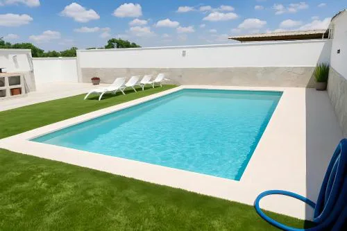 Casa con piscina privada zona de barbacoa y porche estilo bar ideal para relajarse y disfrutar al aire libre