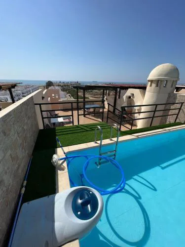 Ático con piscina privada vistas al mar.