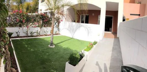 Bajo con Jardín junto al mar de vera playa